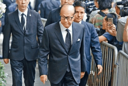 李嘉誠背后的神秘男人: 每年花掉李家10億, 保李家100年高枕無憂