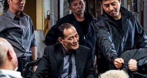 他逃到小国建黑帮, 当地黑帮吓得报警, 警方: 管不了!