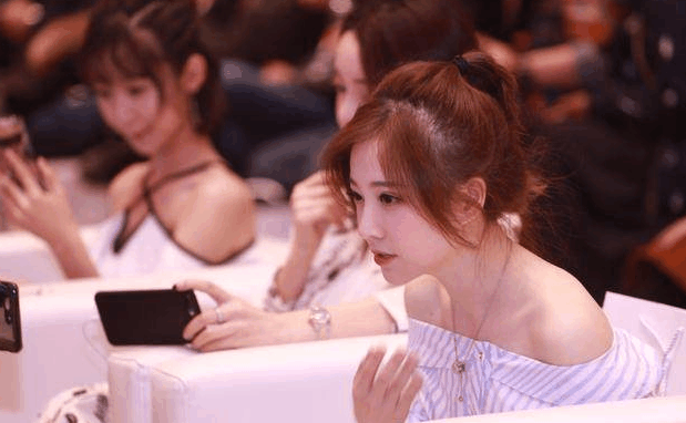 王思聪与冯提莫深夜独处一室, 王思聪高调发朋友圈, 吊足网友胃口