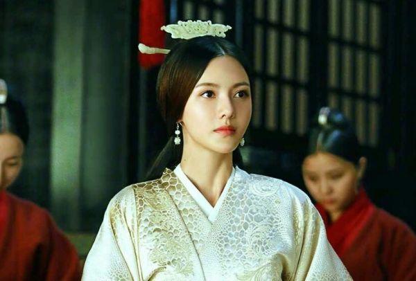 三国有个名将, 关羽暗恋其母, 张飞杀死其父, 曹操还认他当儿子