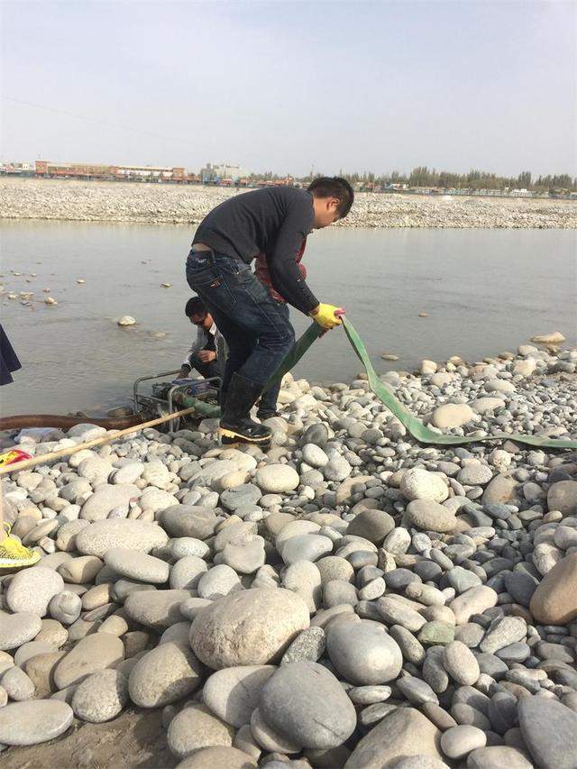 在和田玉龙喀什河, 尝试一把捡料的艰辛。
