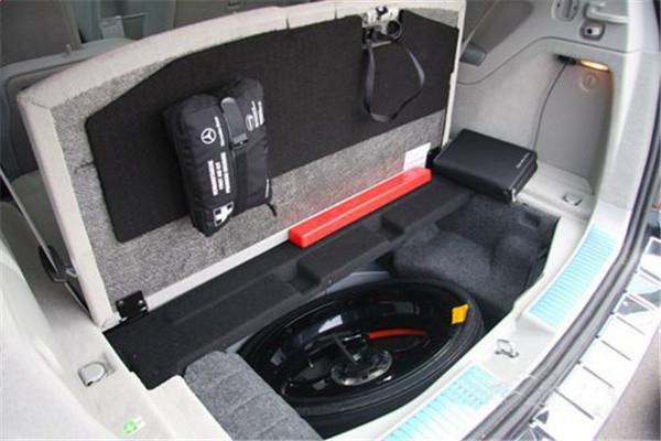 不要小看汽车后备箱, 它还有4个“隐藏功能”, 关键时候很有用