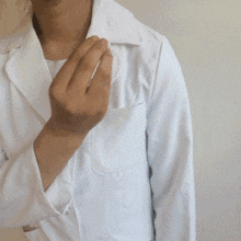 最齐全的穴位调理百病-揉按中府穴、云门穴图