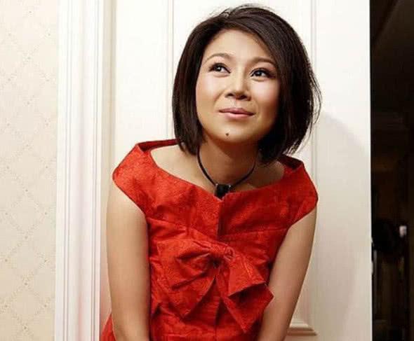 她是毛主席的外孫女, 長相酷似主席, 獨立創業, 榮登富豪榜