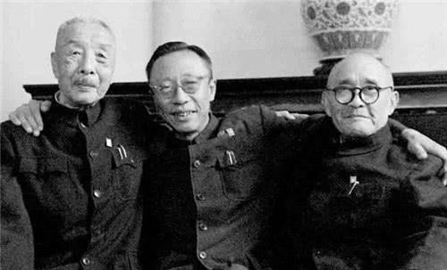 一位老人参观故宫说照片挂错, 专家说不懂装懂, 老人大怒那是我爹