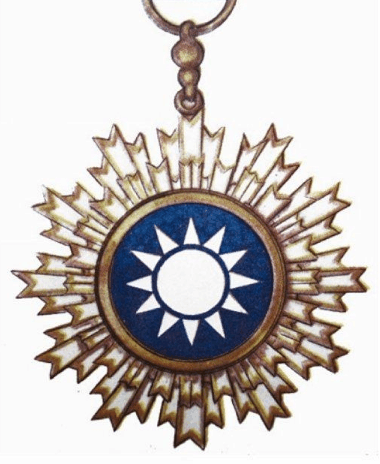1943年9月, 蒋介石戎装照上六枚勋章名称及代表意义