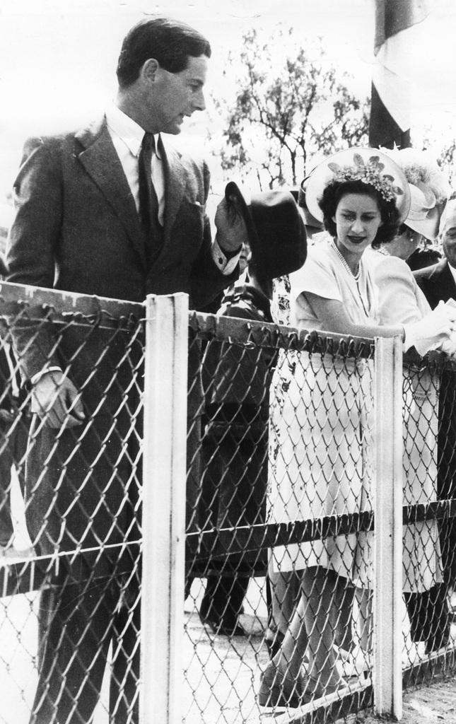 公主为他愿意流放国外, 他放弃公主, 却娶了长相和公主一样的女人