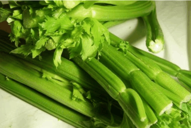 芹菜|医生忠告： 芹菜和它一起吃等于“在吃毒”， 一定要告诉家里人！