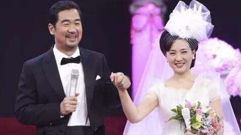 张国立携爱妻低调出行, 保暖棉服太接地气, 丈夫举止暴露婚姻现状