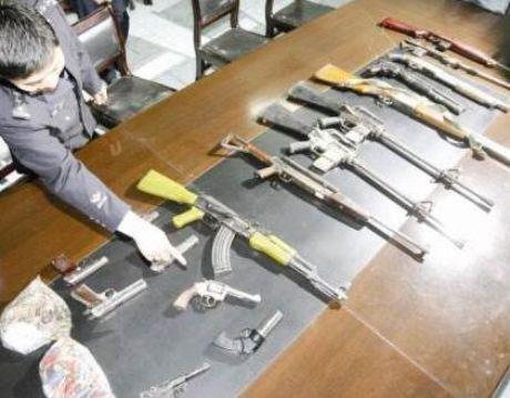 他被黑帮送到国外训练, 回来发现妻子被大哥占有, 愤怒之下拿起枪