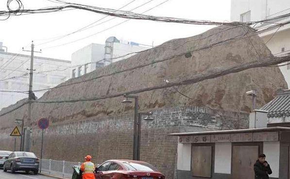 西安闹市中有一个段土城墙, 谁都不敢拆