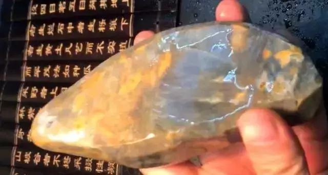 男子拿百万赌玉, 妻子和别人跑了, 差点沦为乞丐, 这块料子救了他