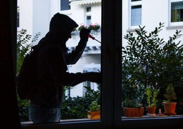 如果小偷在从阳台爬楼行窃时摔死, 责任在谁?