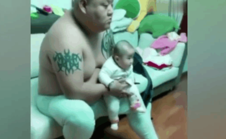 男子和儿子看电视 表情神同步 网友: 重点不是孩子