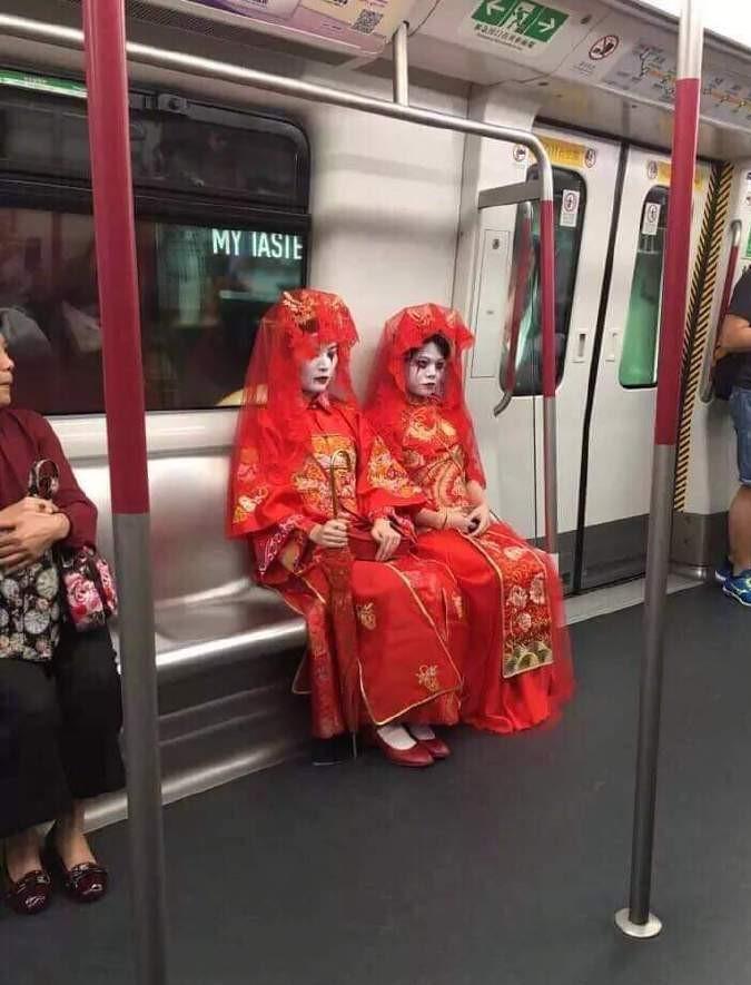 “鬼新娘”坐地鐵! 妖怪遇上了鐘馗? 女孩怪異裝扮惹大叔發飆罵臟話