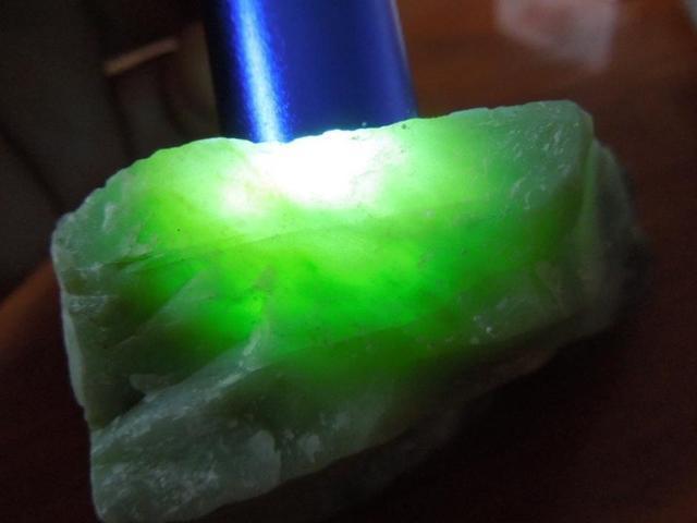 倾家荡产买的这块玉, 居然是水泥做的