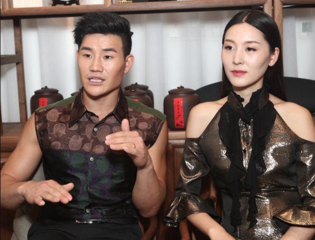 “其貌不扬”却娶了漂亮妻子的4大男星, 网友: 好白菜被猪拱了!