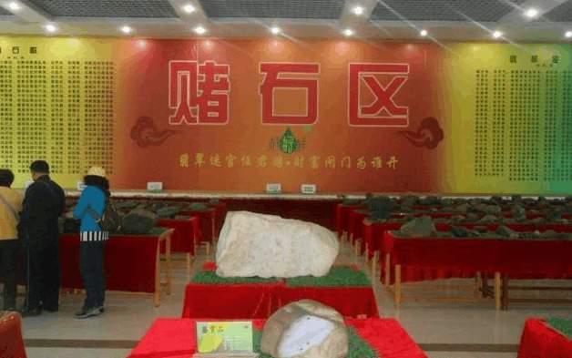 男子拿百万赌玉, 妻子和别人跑了, 差点沦为乞丐, 这块料子救了他