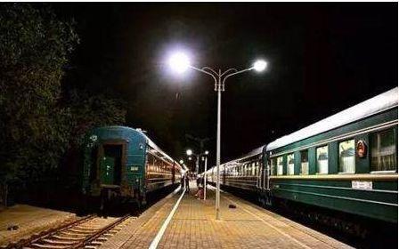 凌晨火车进站时, 为何乘务员强制要拉上窗帘?