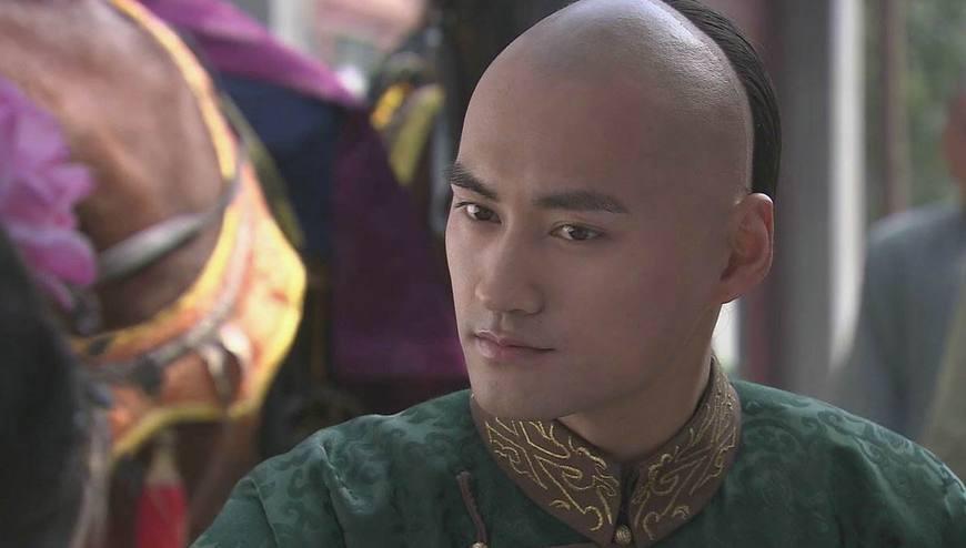 康熙63岁才生下他, 被雍正当成儿子养大, 连乾隆都尊敬他