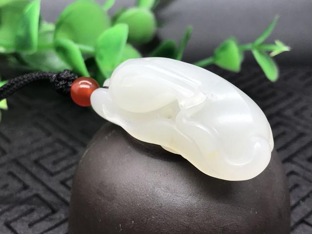 和田玉中的秋梨皮到底美在哪? 如何让那么多收藏家如痴如醉!