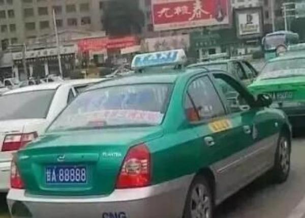 一车主摇到连号“666”车牌，高兴不到两分钟，脸都气绿了