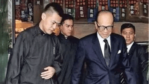 李嘉誠背后的神秘男人: 每年花掉李家10億, 保李家100年高枕無憂
