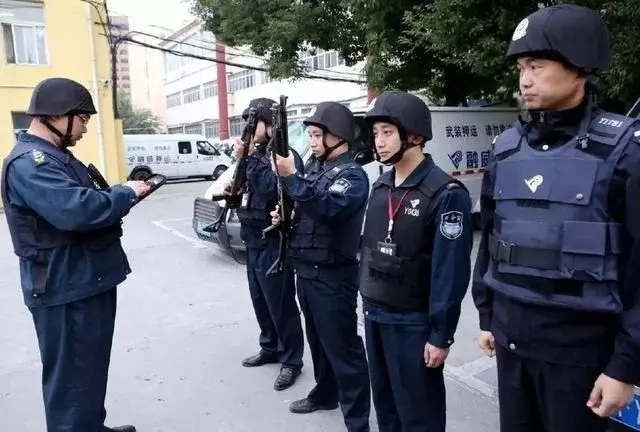 这个交警火了! 运钞车被查, 押运员把枪对准交警, 结果悲剧了