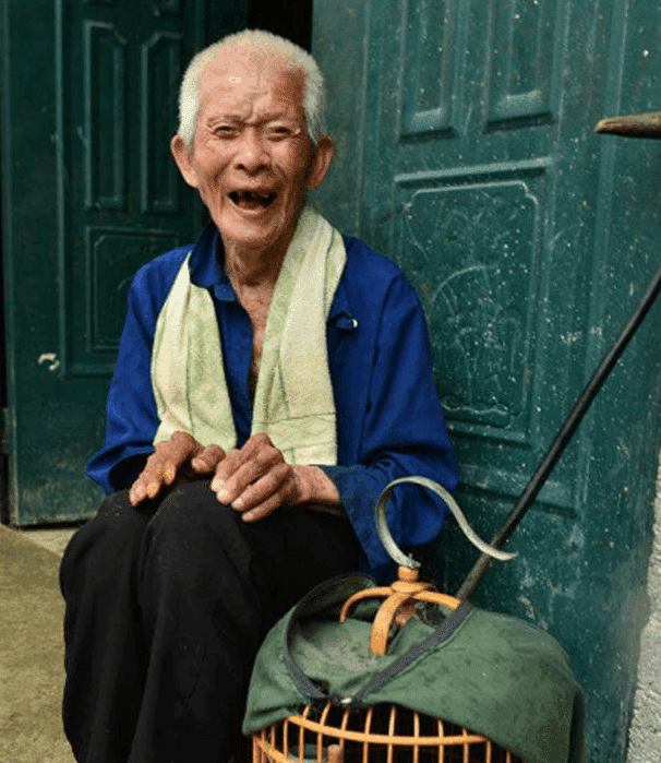 104岁老人抽烟喝酒不运动, 他说长寿有4点要做, 但有1事从来不做