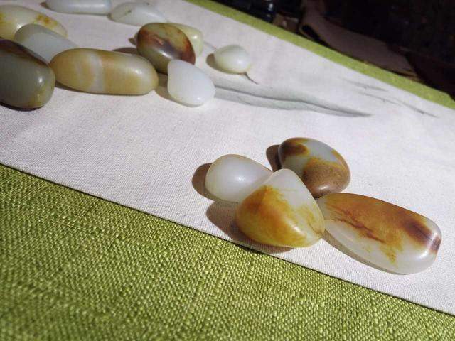 玉店伙计把价值200万的原石籽料摔裂, 老板没开除他还给奖金