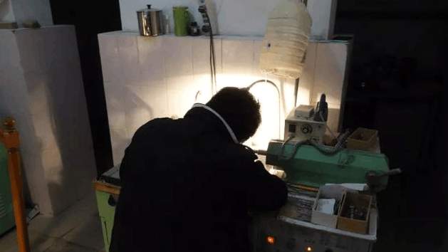 一位玉雕师去银行存钱, 把钱拿出来后