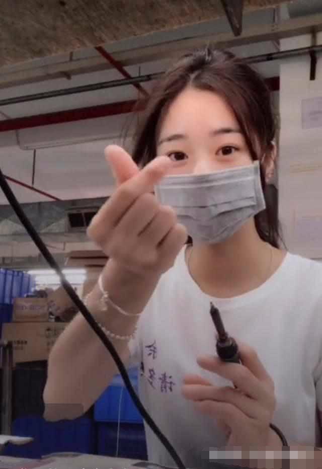 抖音流水线厂花走红, 摘下口罩之后, 网友: “见光死”大跌眼镜