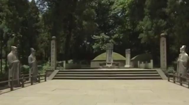 岳飞墓前曾经跪着五个铁人, 但如今只剩下四个, 少的那个人是谁?