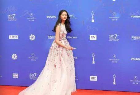 看完关晓彤的红毯造型进阶,莫名觉得她这次可爱多了