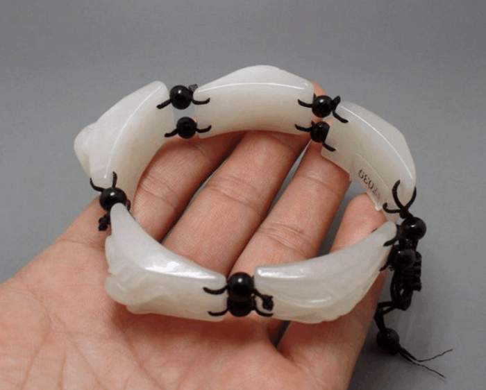 新疆和田玉籽料的下脚料值钱吗?