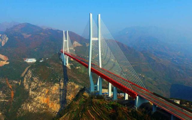 世界最高的桥梁，耗资10亿元，高耸入云，就在中国
