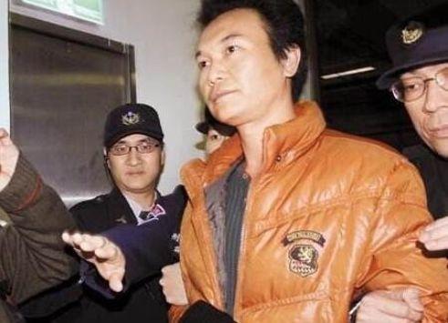 他被黑帮送到国外训练, 回来发现妻子被大哥占有, 愤怒之下拿起枪