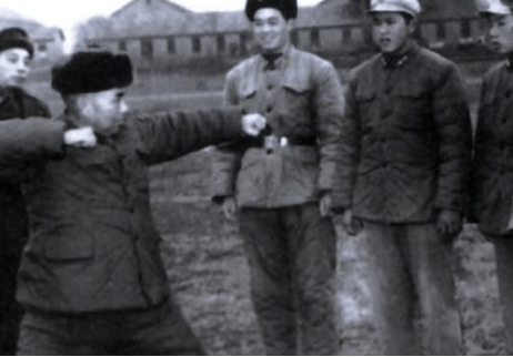 开国上将喝酒闹事, 周总理默不作声, 用三瓶茅台将其收服