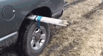 搞笑Gif: 大爷卖肉是认真的! 哈哈不知道是哪里的? 这么有福气能吃上这种肉!