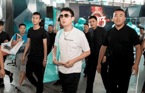 王思聪与冯提莫深夜独处一室, 王思聪高调发朋友圈, 吊足网友胃口