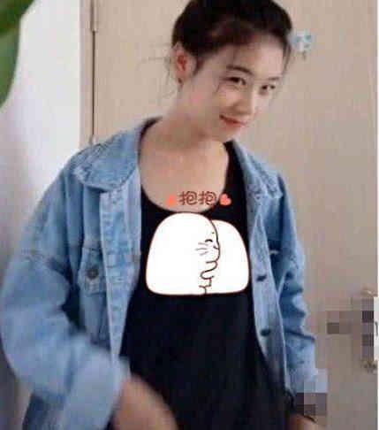 抖音“腹肌姐”火了, 掀起衣服那一刻, 網友: 打擾了