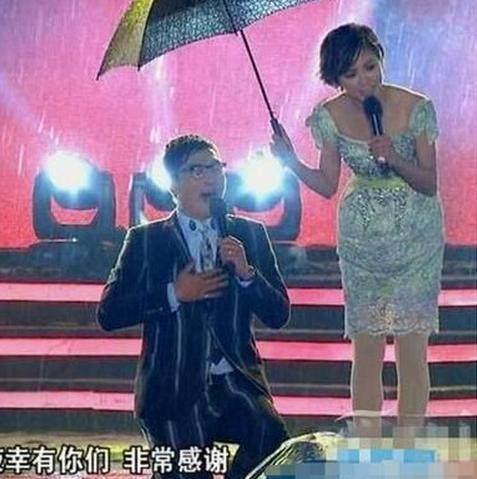 明星下跪瞬间: 前八个让人心生敬佩, 后两个让人心生愤怒! 王思聪都看不下去了!
