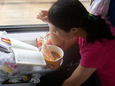 火车上最让人讨厌, 最让人崩溃的十大行为! 你遇到过吗?