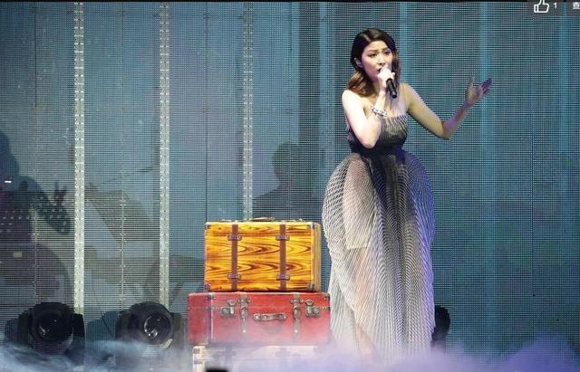 陈慧琳演唱会这一造型很吸晴, 网友: 她有没有穿鞋子?