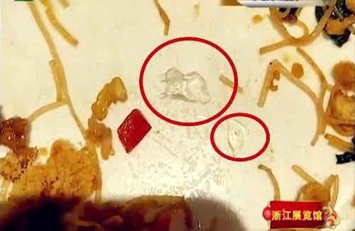 男子自助餐吃出玻璃, 酒店赔500, 治疗费全包, 女友: 我出5000, 你来吃
