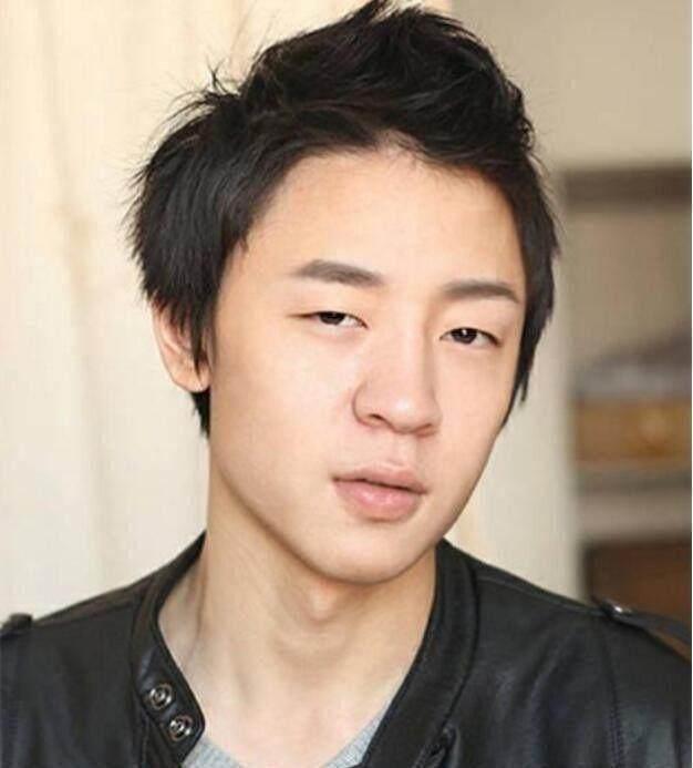 男子扮成“绝色”美女, 走在街上被人狂搭讪, 女朋友都吃醋了!