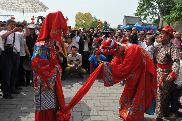 傳奇! 此家族12代皆是富豪, 世代只娶一個老婆