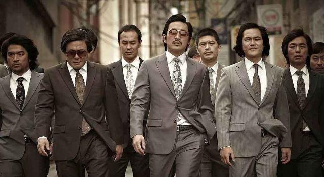 他逃到小国建黑帮, 当地黑帮吓得报警, 警方: 管不了!