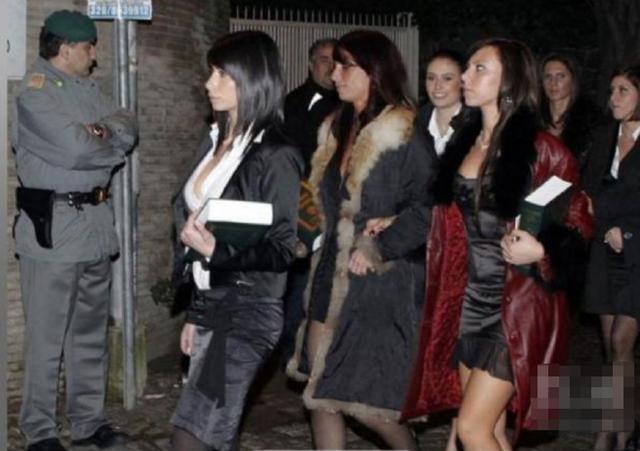 卡扎菲挑选美女护士的最后一道关口让人匪夷所思