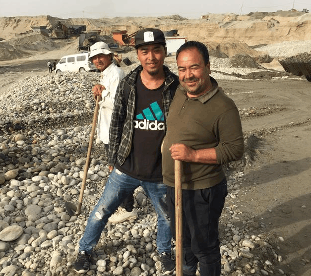 这个地方是长久缺水的老河滩, 皮色却是和田玉中的佼佼者